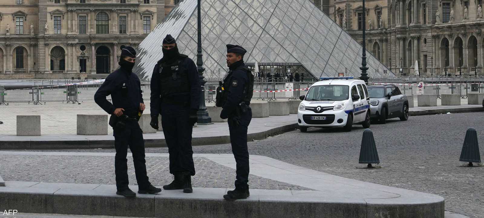 ضباط الشرطة الفرنسية أمام متحف اللوفر بعد عملية السطو