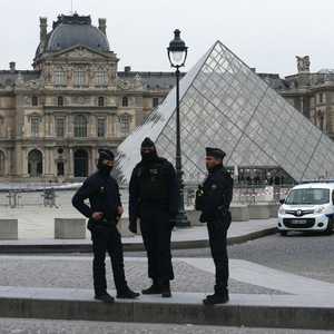 ضباط الشرطة الفرنسية أمام متحف اللوفر بعد عملية السطو
