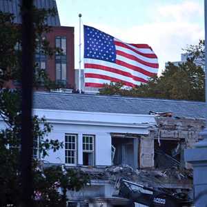 آلات ثقيلة هدمت جزءا من البيت الأبيض لبناء قاعة رقص