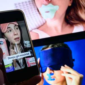 انتشر استخدام الأشرطة اللاصقة لتحسين النوم