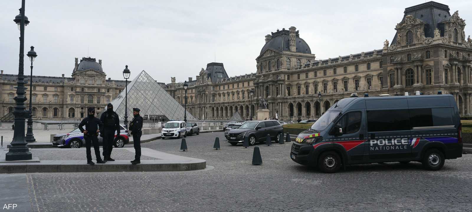 انتشار الشرطة خارج اللوفر