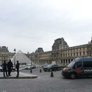 انتشار الشرطة خارج اللوفر