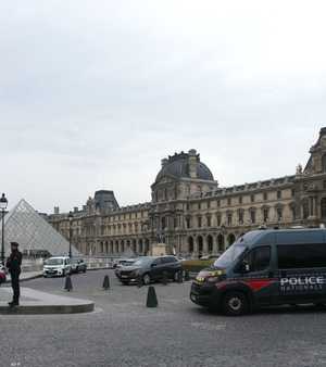 انتشار الشرطة خارج اللوفر