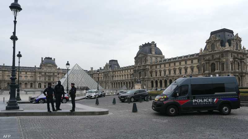 انتشار الشرطة خارج اللوفر