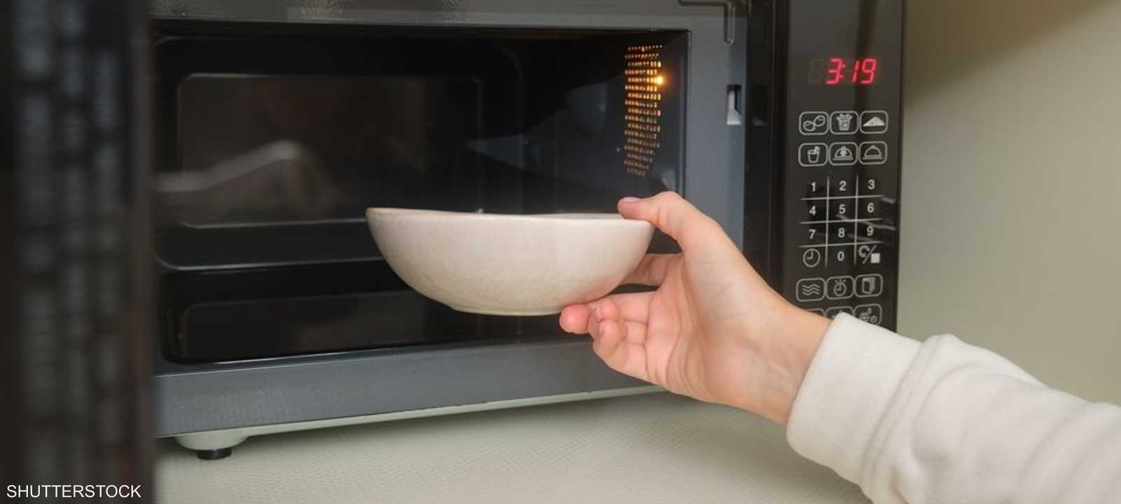 يسخن الطعام من خلال عملية التوصيل الحراري