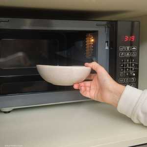 يسخن الطعام من خلال عملية التوصيل الحراري