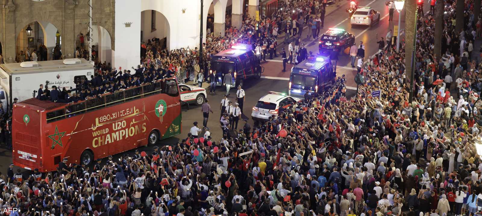 خرج "الأشبال" على متن حافلة مكشوفة وسط حضور جماهيري كبير