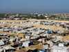 نازحون فلسطينيون في الخيام التي لجؤوا إليها في دير البلح