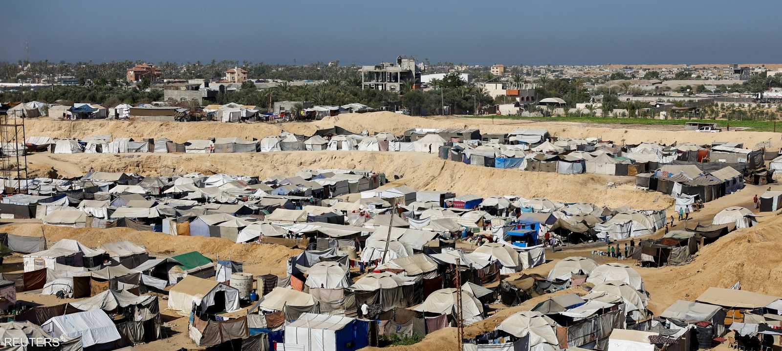 نازحون فلسطينيون في الخيام التي لجؤوا إليها في دير البلح