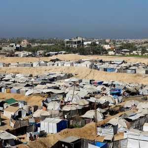 نازحون فلسطينيون في الخيام التي لجؤوا إليها في دير البلح