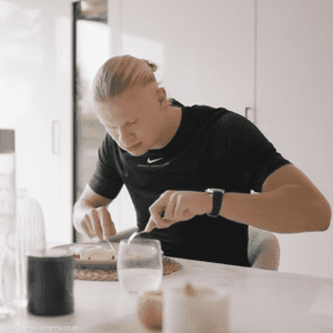 يوم في حياة إيرلينغ هالاند لاعب كرة قدم المحترف