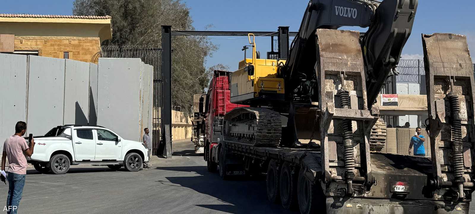 ألية مصرية ثقيلة تعبر معبر رفح