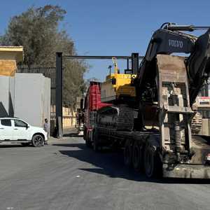ألية مصرية ثقيلة تعبر معبر رفح