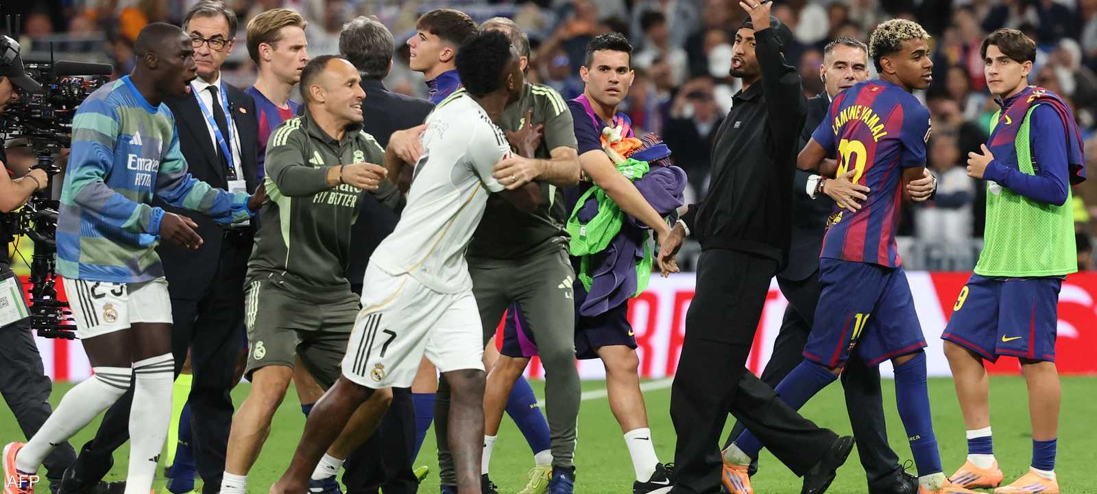 فينيسيوس جونيور يلاحق لامين يامال