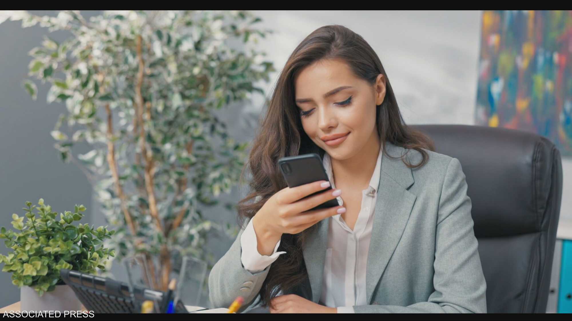 بين ضحكة الفيديو ووجع الخبر... من يربح معركتك اليومية؟