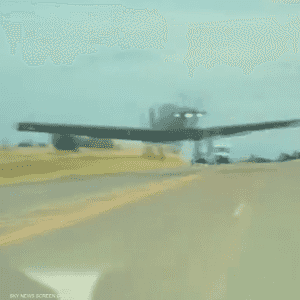 التقط السائق ماثيو توبتشيان المشهد المذهل عبر كاميرا سيارته