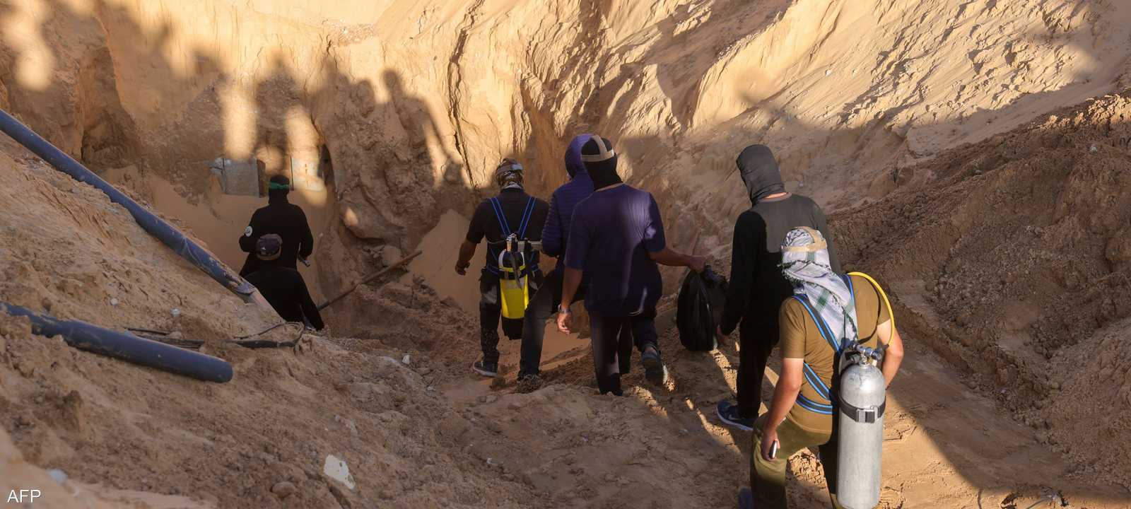 عناصر من حماس يستخرجون رفات رهينة إسرائيلية_أرشيف