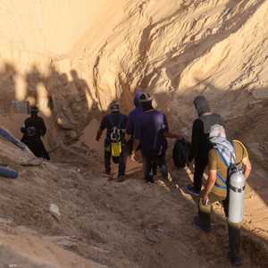 عناصر من حماس يستخرجون رفات رهينة إسرائيلية_أرشيف