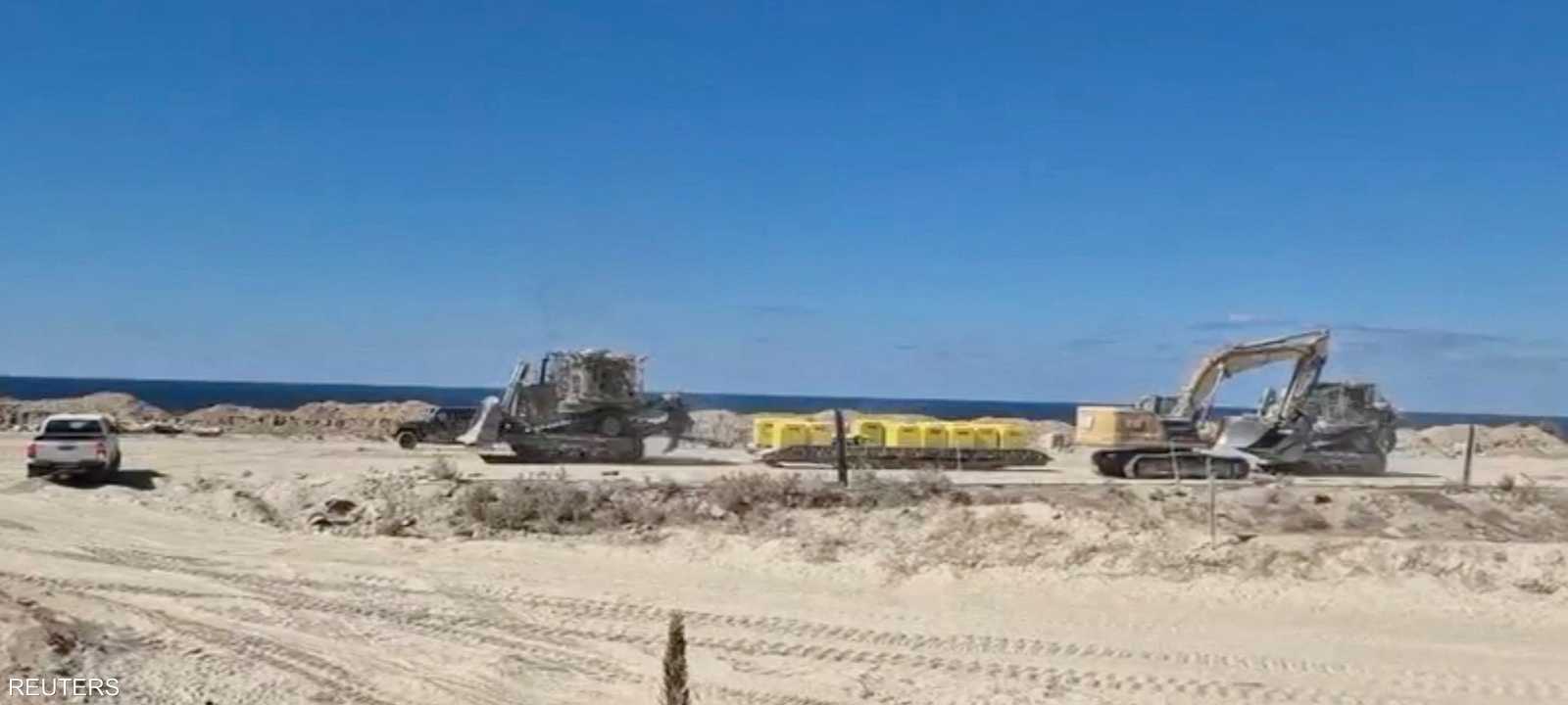 تعمل إسرائيل على بناء بنية تحتية على جانبها من الخط الأصفر