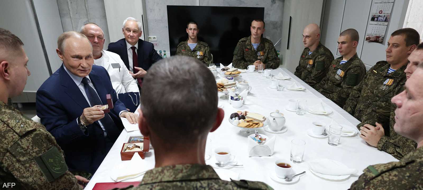 بوتين خلال زيارته لمستشفى عسكري في موسكو