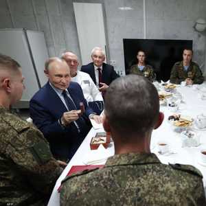 بوتين خلال زيارته لمستشفى عسكري في موسكو