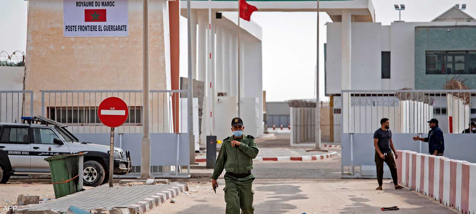 ضابط في الجيش المغربي يسير قرب منطقة الكركرات