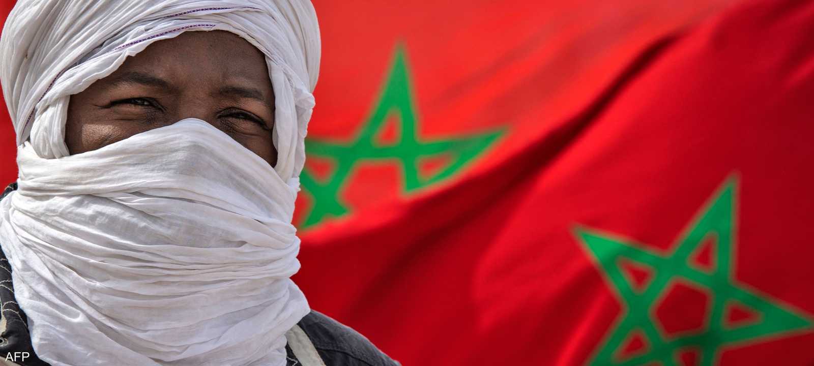 رجل قبائل أمام الحدود في منطقة الكركرات بالصحراء الغربية