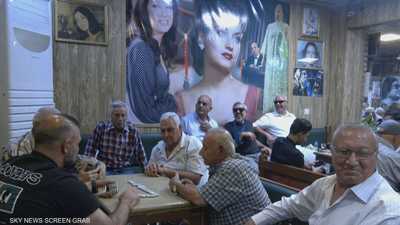 "مقهى أم كلثوم" في بغداد يحافظ على التراث ويناقش السياسة