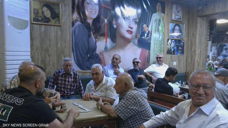 "مقهى أم كلثوم" في بغداد يحافظ على التراث ويناقش السياسة