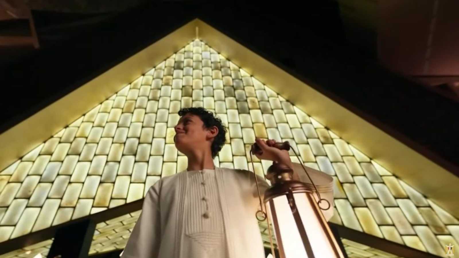 طفل بحث عن أسرار المتحف خلال الحفل