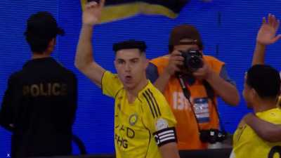 سخرية محرز وجدل عالمي.. ركلة جزاء "وهمية" لكريستيانو رونالدو