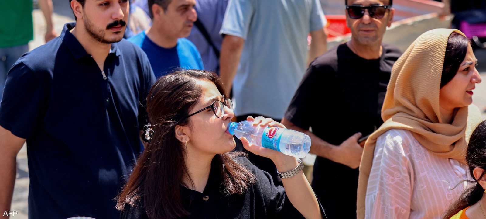 فتاة إيرانية تشرب الماء أثناء موجة حر في العاصمة طهران