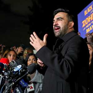 المرشح لمنصب عمدة نيويورك زهران ممداني (يمين الصورة)