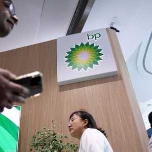 شعار شركة بي.بي (BP) في معرض ومؤتمر أديبك2025