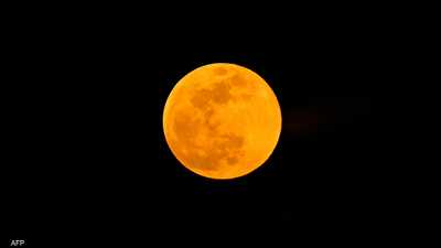 قمر عملاق يظهر فوق سنغافورة