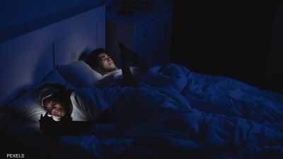 دراسة تنسف المعتقد الشائع بشأن استخدام الهاتف قبل النوم