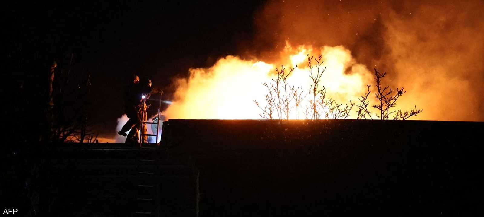 رجال إطفاء يعملون في موقع تعرض لهجوم روسي بدنيبرو (أرشيفية)