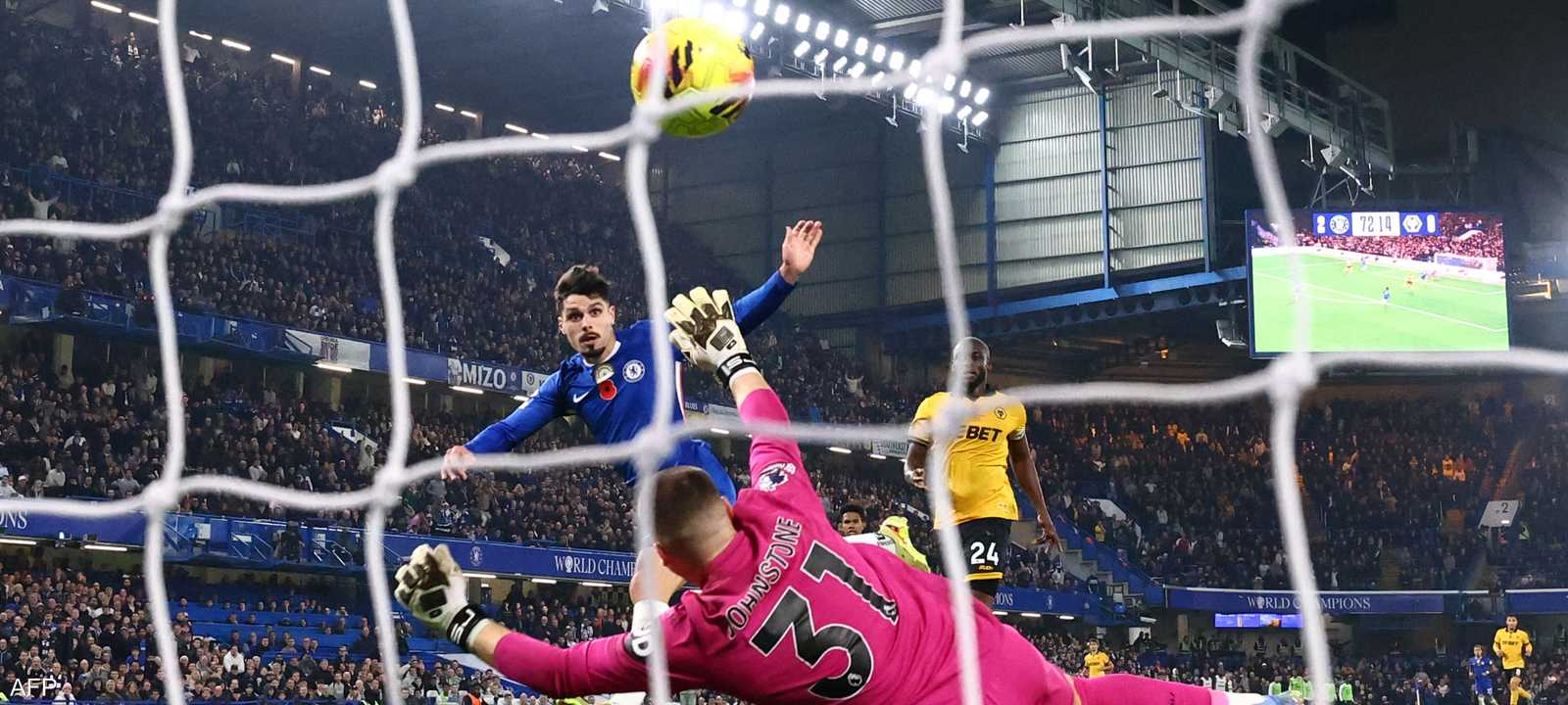 بيدرو يحرز الهدف الثالث في مرمى وولفرهامبتون