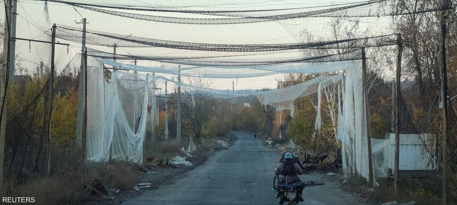 تغطي شبكات الصيد الطرق والجسور والمستشفيات