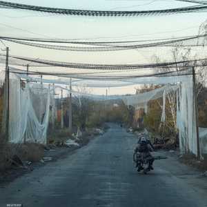 تغطي شبكات الصيد الطرق والجسور والمستشفيات