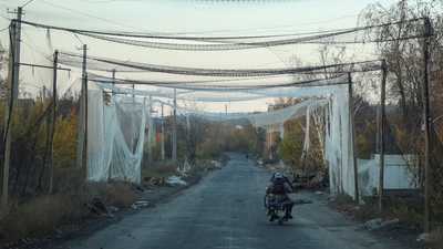 تغطي شبكات الصيد الطرق والجسور والمستشفيات