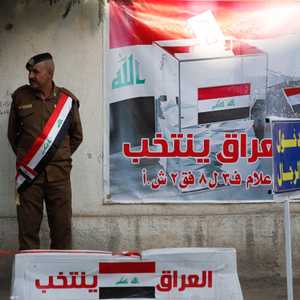 عناصر من قوات الأمن العراقية يحمون مركز اقتراع