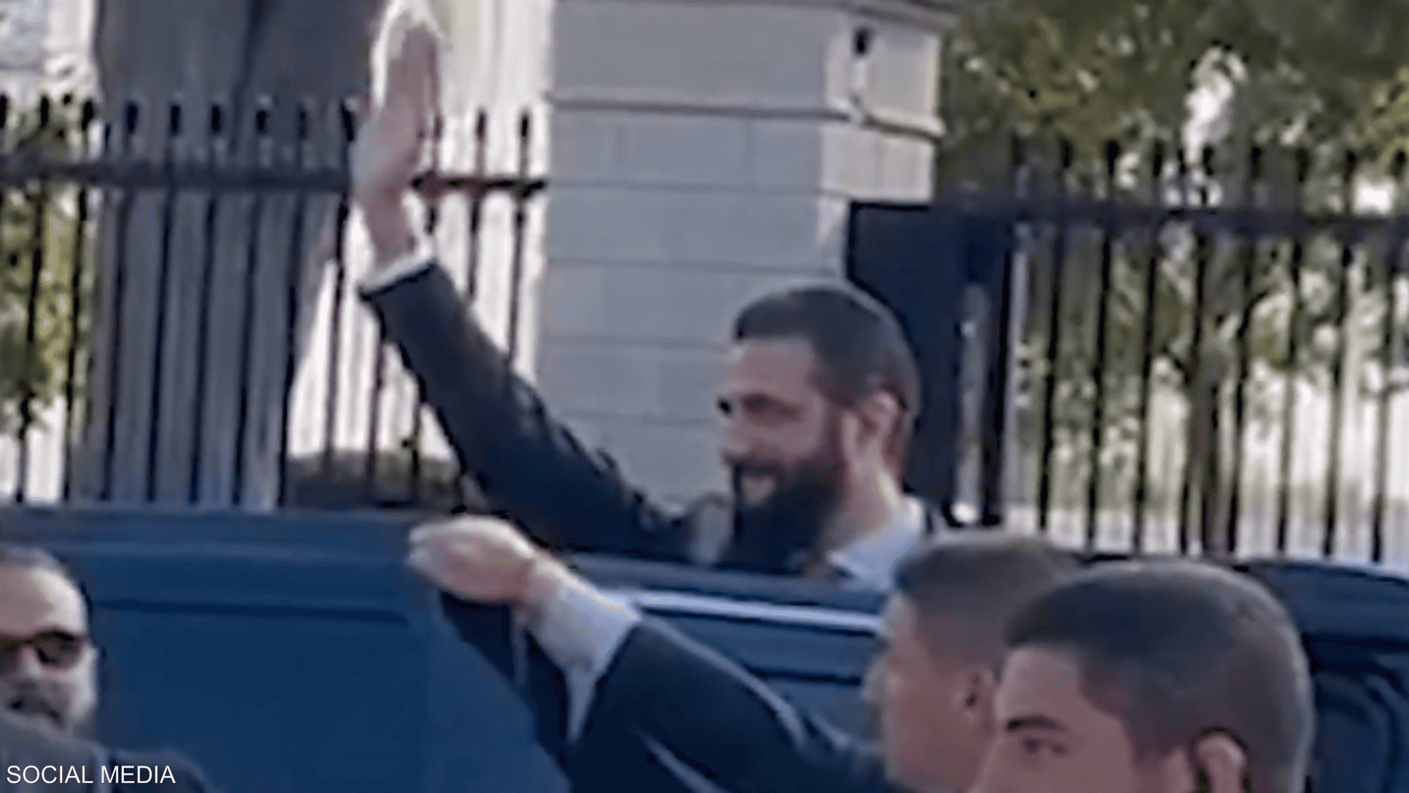 سيارة الشرع توقفت لتحية الجالية السورية أمام البيت الأبيض