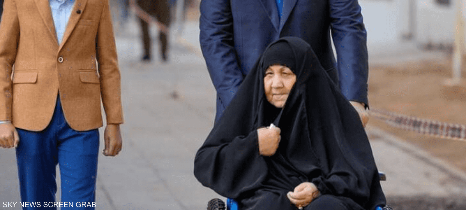 السوداني رفقة والدته