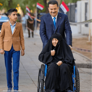 السوداني رفقة والدته