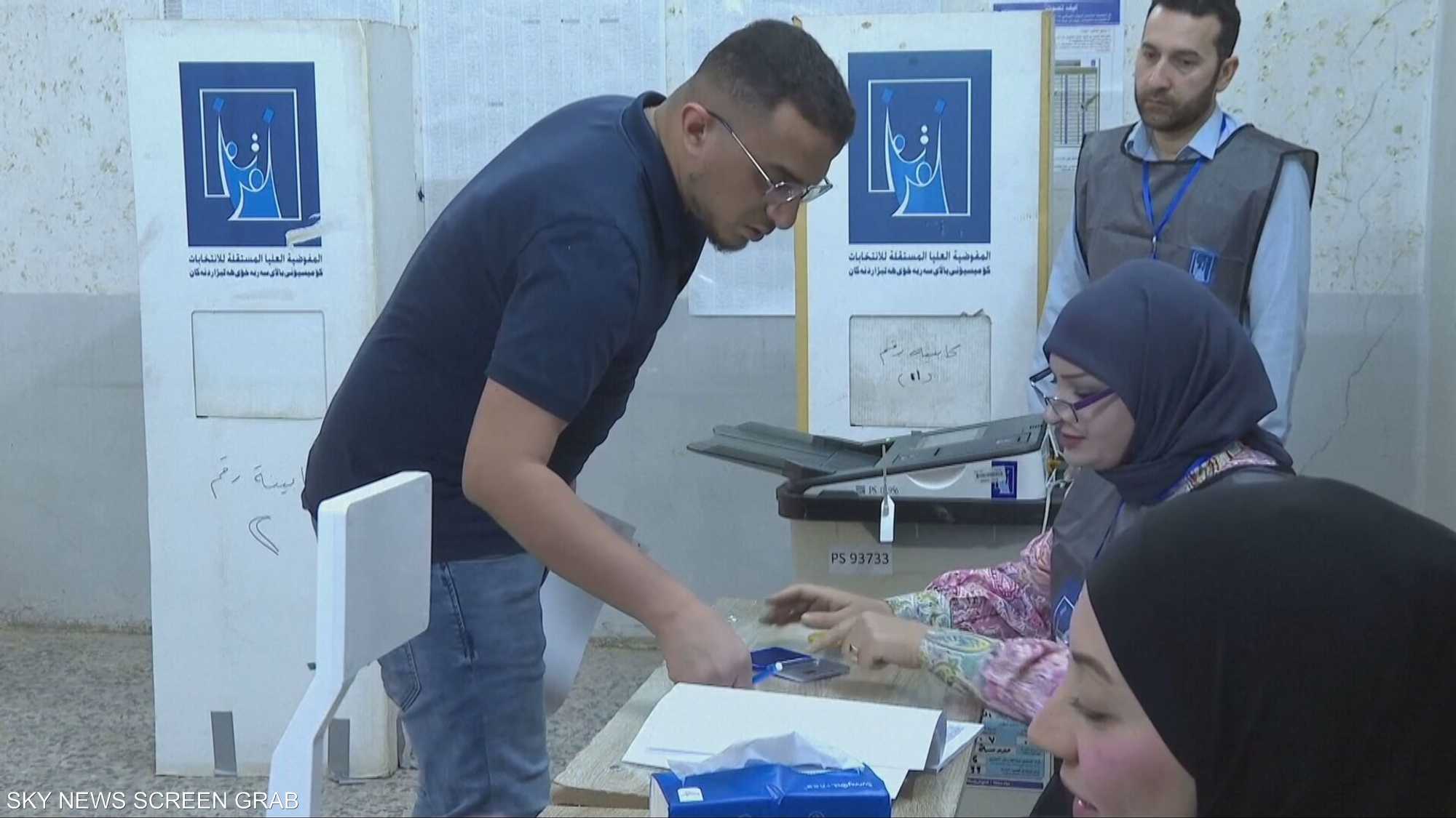 العراقيون يواصلون التصويت لاختيار برلمان جديد