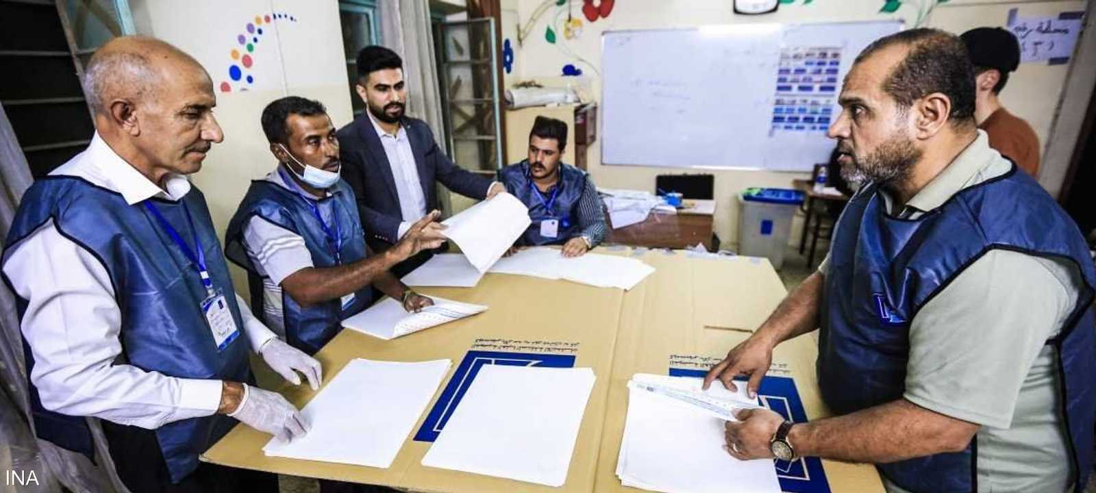 الشروع بعملية العد والفرز الإلكتروني بعد غلق صناديق الاقتراع