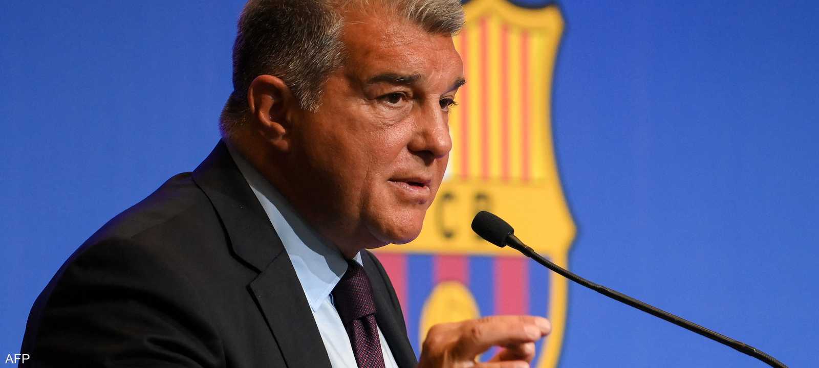 قال رئيس برشلونة إن التوقعات بعودة ميسي غير واقعية