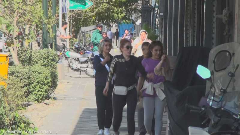 إيران تخفف القيود الاجتماعية وتعزز القمع السياسي