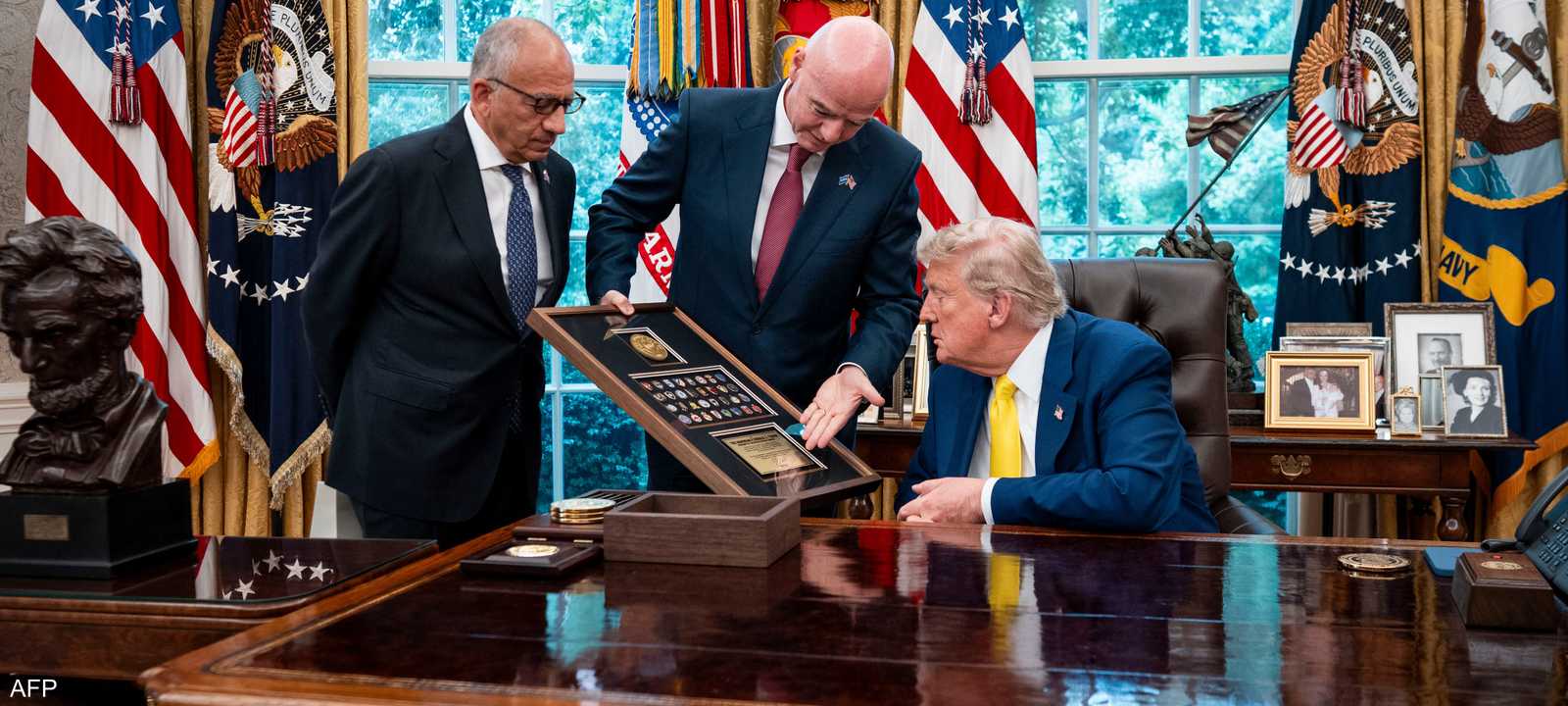 ترامب "يعشق" الهدايا